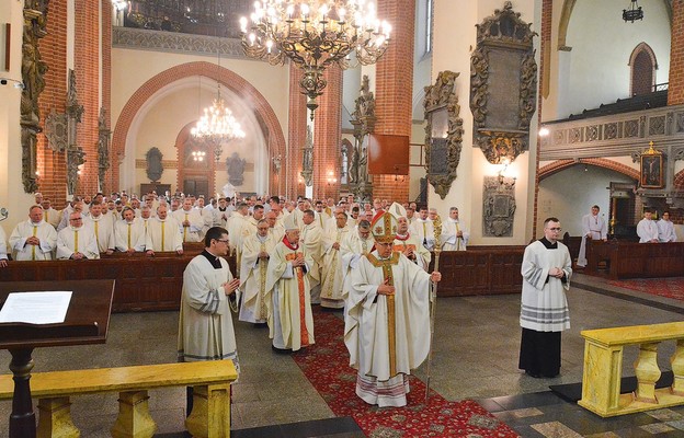 Wielkoczwartkowa Eucharystia w katedrze gromadzi kapłanów przy biskupie
