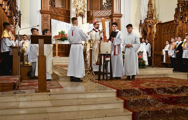 Poświęcenie wody podczas Wigilii Paschalnej – parafia konkatedralna w Sokołowie Podlaskim