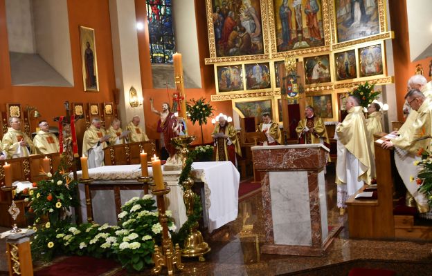 Sesję zakończyła koncelebrowana Msza św. połączona z Nieszporami, podczas której miał miejsce obrzęd instalacji nowych kanoników gremialnych