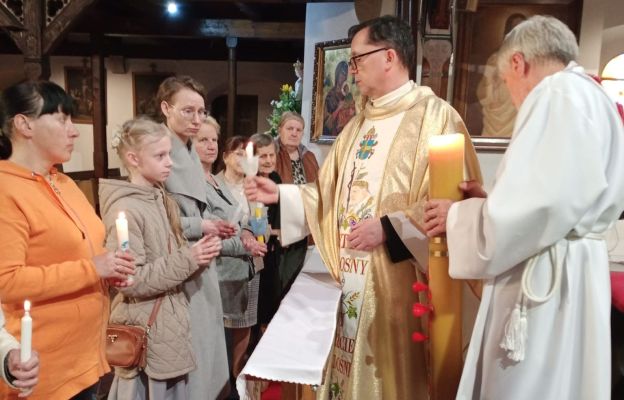W parafii Bożego Ciała w Bielawie grupa blisko 30 osób podjęła 8 kwietnia duchową adopcję