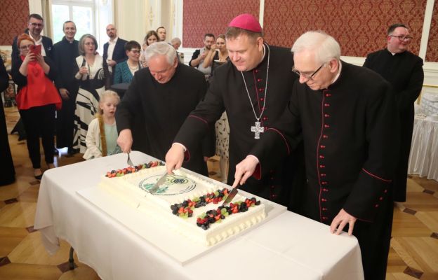 Tort jubileuszowy pokroili bp Adrian Put, ks. Roman Litwińczuk i ks. Jan Pawlak