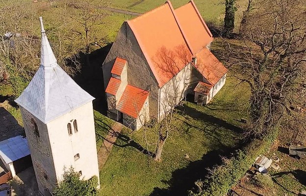 Warto zwiedzić kościół w Dębince. Pani Anna Polak zaprasza do kontaktu pod nr. tel.: 607 524 282