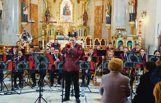 Orkiestra z Roczyn podczas koncertu papieskiego w Andrychowie