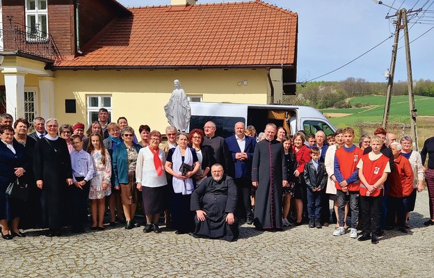 Uczestnicy diecezjalnego święta Caritas w Wielopolu Skrzyńskim