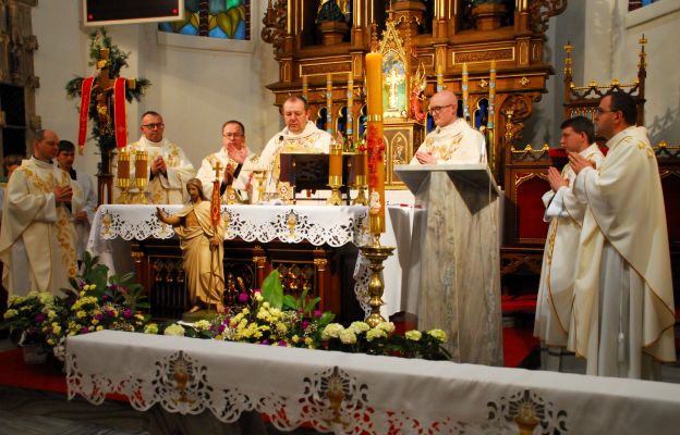 Księża z poprzedniego i obecnego zarządu Fundacji Młodzi Młodym wspólnie celebrowali Eucharystię, której przewodniczył bp Piotr Wawrzynek. 