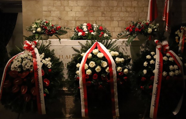 Kraków: 14. rocznica pogrzebu pary prezydenckiej Marii i Lecha Kaczyńskich