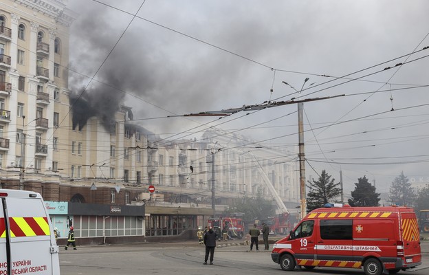 Ukraińscy ratownicy pracują na miejscu ataku rakietowego na budynek mieszkalny w Dnieprze, w obwodzie dniepropietrowskim 19 kwietnia 2024 r.