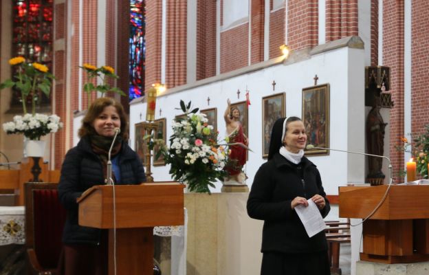 Adriana Kwiatkowska i s. Maria Czepiel poprowadziły spotkanie ze słowem Bożym