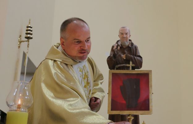 O. Robert Krawiec, kapucyn, krajowy asystent Grup Modlitwy Ojca Pio z relikwią - rękawicą o. Pio.