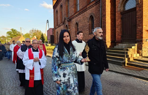 Po zakończonej Eucharystii wokół kościoła parafialnego przeszła uroczysta procesja z relikwiami św. Wojciecha