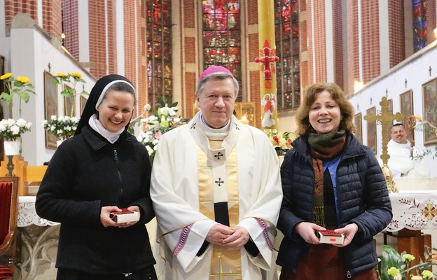 Abp Józef Kupny z uhonorowanymi s. Marią Czepiel i Adrianą Kwiatkowską