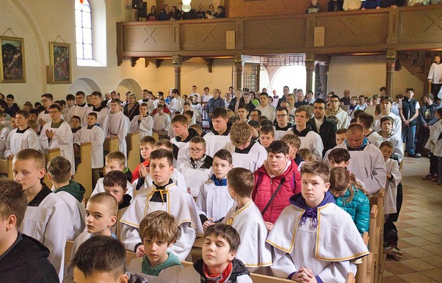 Liturgiczna służba ołtarza wypełniła sanktuarium w Lipach