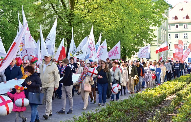 W marszu biorą udział ludzie w różnym wieku
