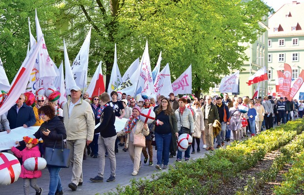 W marszu biorą udział ludzie w różnym wieku