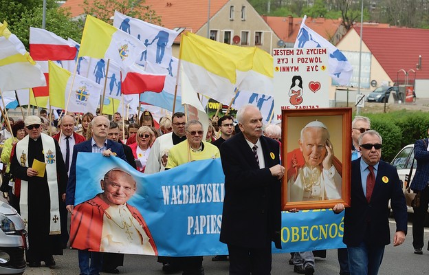 Wierni w procesji i wspólnej modlitwie oddali cześć św. Janowi Pawłowi II