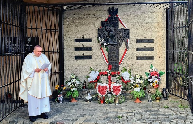 Nabożeństwu przy Krzyżu Katyńskim przewodniczył ks. Piotr Janiczek