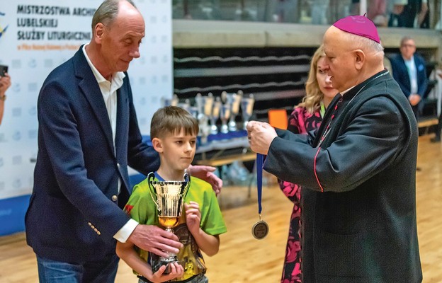 Puchary i nagrody młodym sportowcom wręczył bp Józef Wróbel