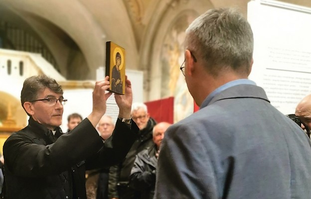 O. Józef Tarnawski otrzymał od twórców ikonę