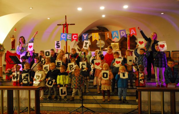Podczas Cecyliady dzieci wspólne wielbią Boga poprzez śpiew.