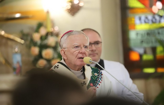 Abp Jędraszewski: usiłuje się niedobre ideologie wprowadzać do szkół, a nawet do serc małych dzieci