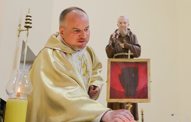 O. Robert Krawiec z relikwią rękawicy Ojca Pio