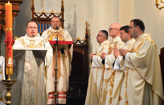 Kapłani z poprzedniego i obecnego zarządu wspólnie koncelebrowali Eucharystię