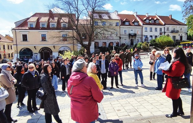 Dawnym mieszkańcom Sandomierza hołd oddali ludzie w różnym wieku