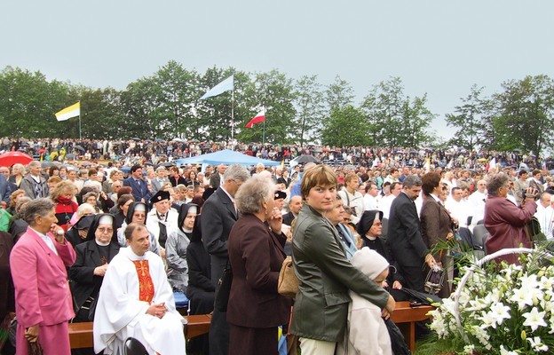 Uroczystości koronacyjne obrazu MB Włoszczowskiej w 2007 r. zgromadziły wielu czczcieli Maryi
