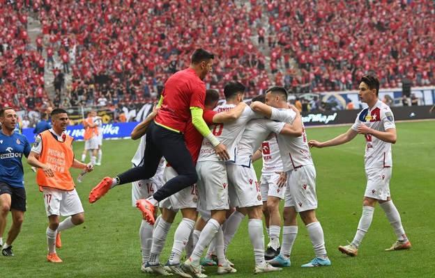 Zawodnicy Wisły Kraków cieszą się z gola podczas finałowego meczu piłkarskiego Pucharu Polski z Pogonią Szczecin