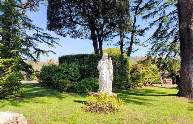 Figura Matki Bożej w Ogrodach Watykańskich