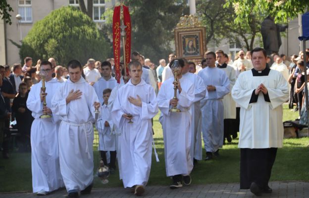 Centralnym punktem pielgrzymki była Eucharystia przy ołtarzu polowym