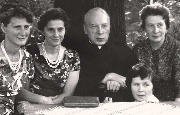 Członkinie Instytutu z kard. Stefanem Wyszyńskim w ogrodzie przy domu
Instytutu Prymasa Wyszyńskiego w Warszawie, sierpień 1966 r.