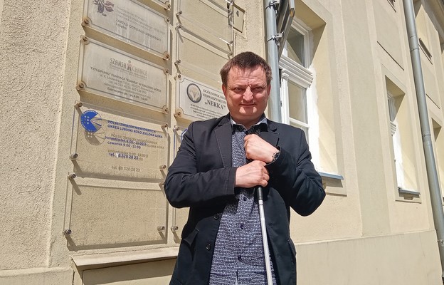 Dariusz Wojciechowski jest prezesem Polskiego Związku Niewidomych  
w Zielonej Górze. tworzy teksty piosenek dla zespołu akustyki i poezję. Na swoim „koncie” ma 2 tomiki