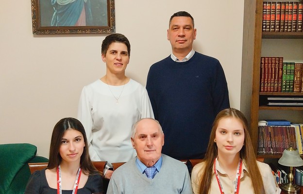 Rodzina Sadowskich z seniorem Henrykiem Słupkiem