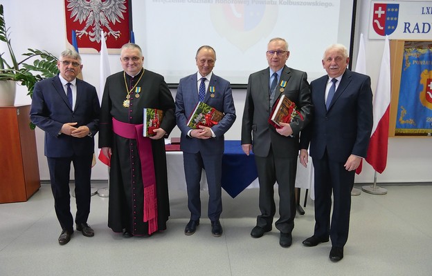 Wśród nagrodzonych ks. Sławomir Zych (drugi z lewej)