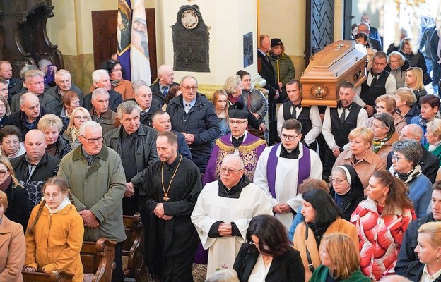 Setki parafian i kilkudziesięciu kapłanów wzięło udział we Mszy św. pogrzebowej i pochówku  śp. ks. Stanisława