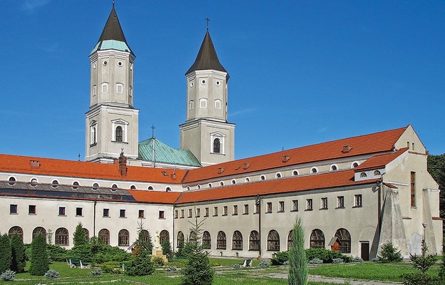 Opactwo w Jarosławiu z daleka wyróżniają dwie charakterystyczne wieże kościoła św. Mikołaja i Stanisława biskupa