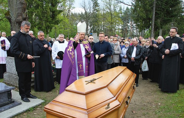 Ciało kapłana spoczęło na cmentarzu parafialnym w Rudce