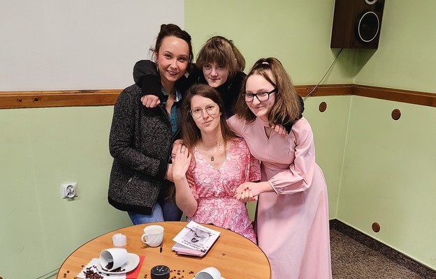 Kamila Lesiak autorka książki „Ciemną nocą przez świat” i projektu „Rodzina (do) kochania”. Została rodziną zastępczą dla 3 dziewczyn.