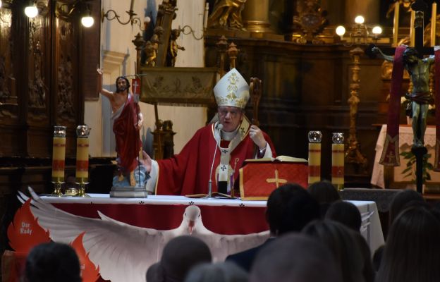 Arcybiskup Józef Kupny głosi homilię 