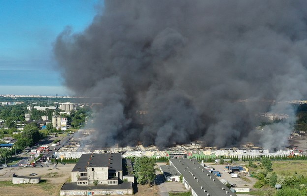 Warszawa: Strażacy dogaszają pożar kompleksu handlowego Marywilska 44