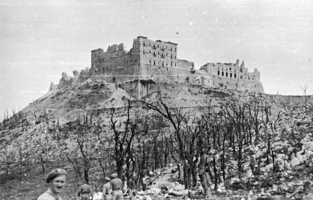 Żołnierze 2. Korpusu
Polskiego na pobojowisku na Monte
Cassino