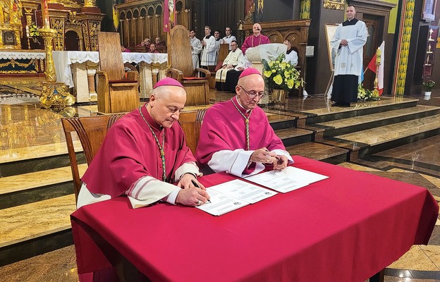 Bp Artur Ważny składa podpis pod dokumentami kanonicznego objęcia diecezji