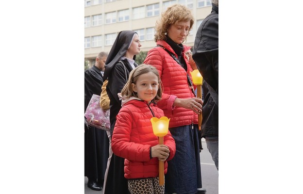 Ze świecami szły również dzieci i młodzież