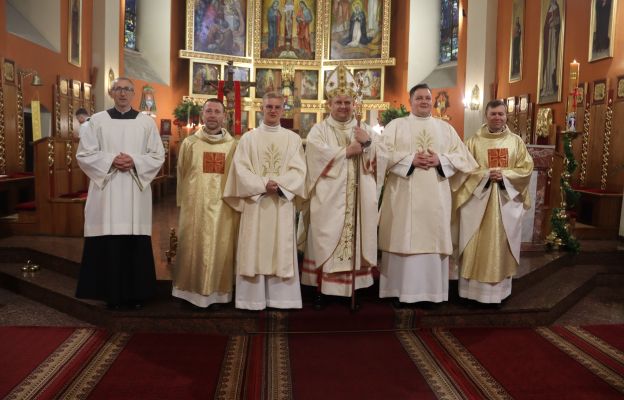 Nowo wyświęceni diakoni z biskupem Adrianem Putem oraz księżmi formatorami