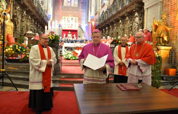 Podpisanie dekretu otwierającego II Synod Archidiecezji Wrocławskiej.