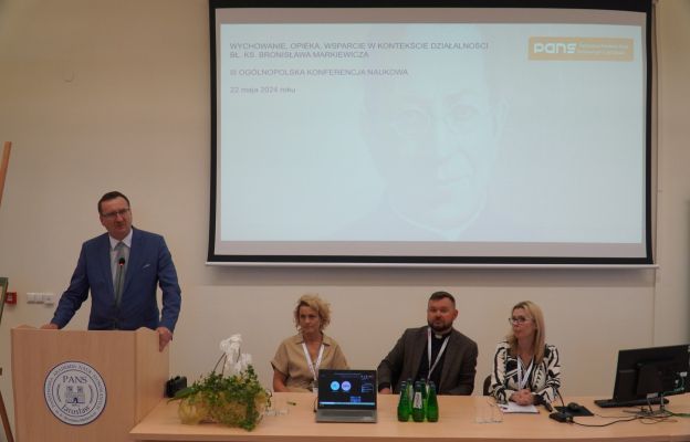 Konferencję rozpoczął Rektor Uczelni