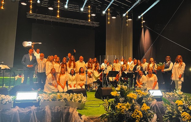 Organizatorzy, artyści i uczestnicy koncertu śpiewem, muzyką i tańcem okazują Bogu wdzięczność