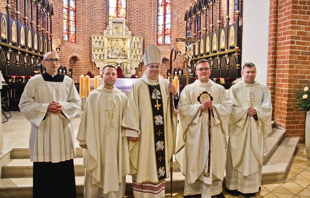 Nowo wyświęcony kapłan z bp. Tadeuszem Lityńskim i księżmi formatorami