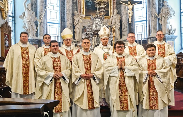 Neoprezbiterzy z biskupami oraz wychowawcami z seminarium